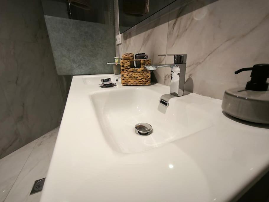 Floral Home 2 - 1St Floor Apt With Private Parking! Афины Экстерьер фото