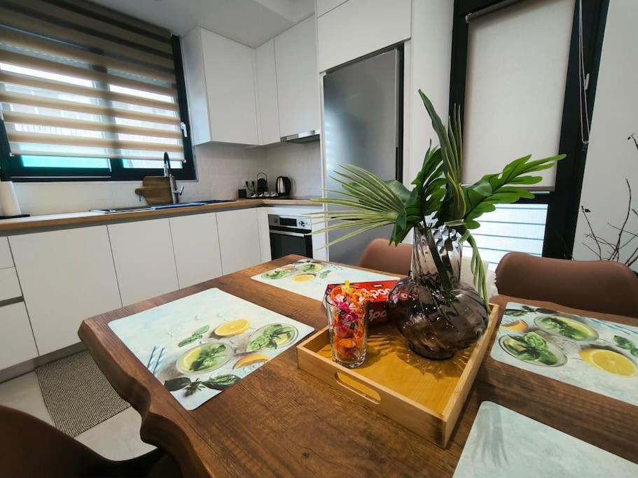 Floral Home 2 - 1St Floor Apt With Private Parking! Афины Экстерьер фото
