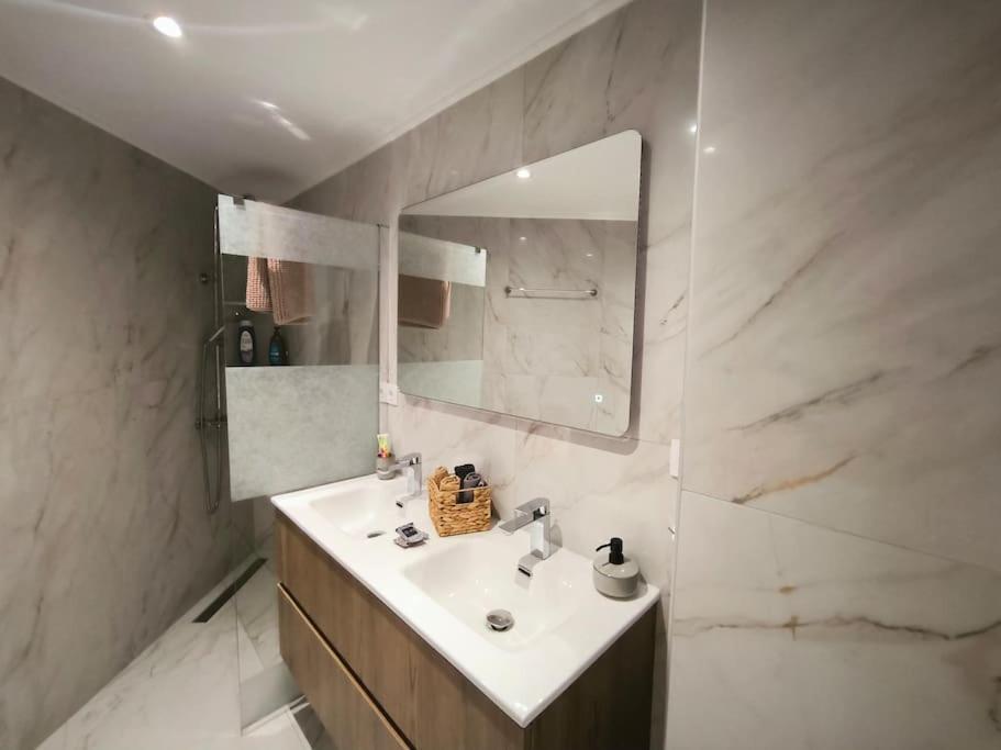 Floral Home 2 - 1St Floor Apt With Private Parking! Афины Экстерьер фото