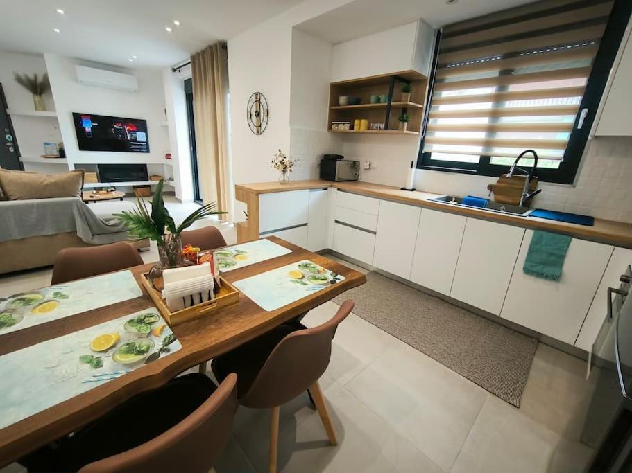 Floral Home 2 - 1St Floor Apt With Private Parking! Афины Экстерьер фото